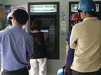 Nhiều ngân hàng đã thu phí ATM 